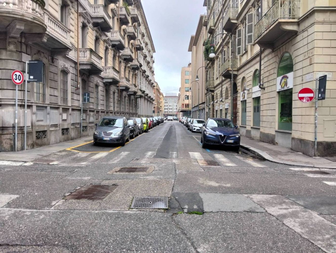 5 rooms Commercial property in Turin, Italy No. 208976