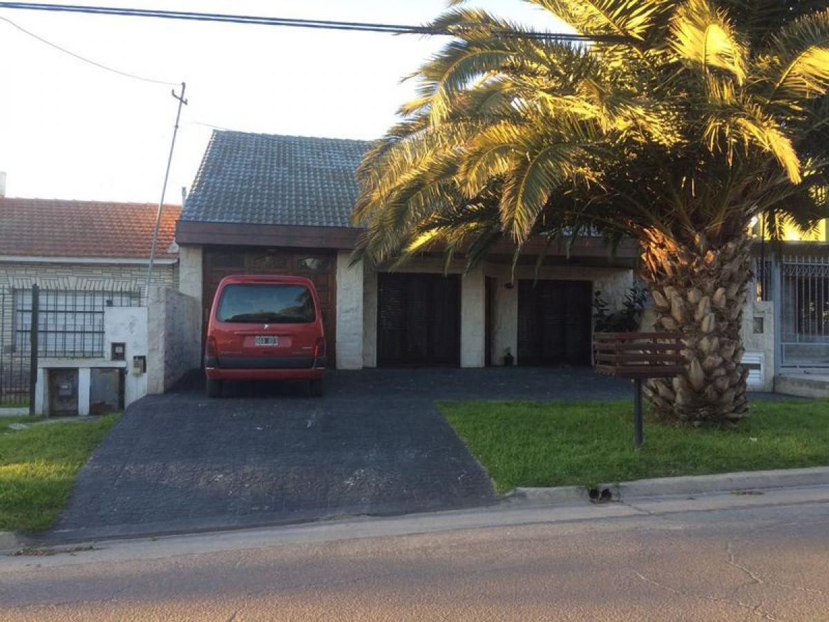 3 bedrooms House in Mar del Plata, Argentina No. 72706