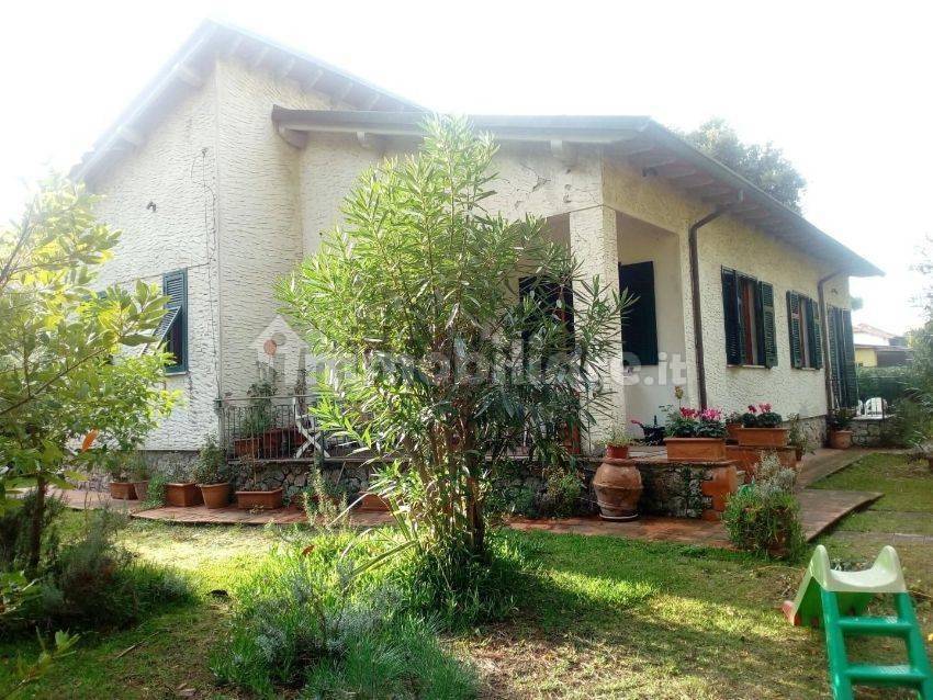 4 bedrooms Villa in Massa, Italy No. 215075