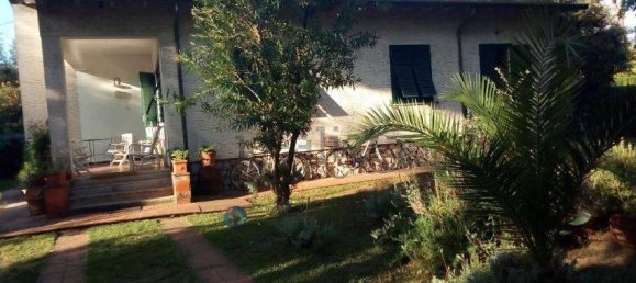 4 bedrooms Villa in Massa, Italy No. 215075 2