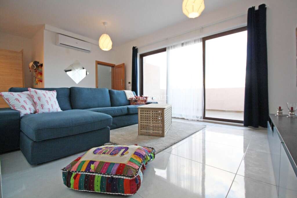 3 bedrooms Penthouse in Naxxar, Malta No. 9393