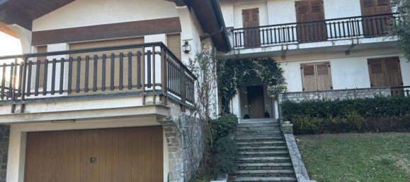 4 rooms Apartment in Erba, Italy No. 6821 2