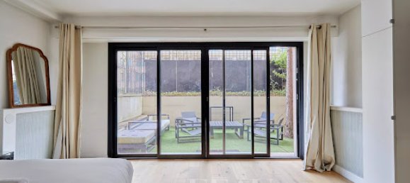 Studio in Paris, France No. 129951 4