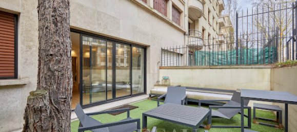 Studio in Paris, France No. 129951 2