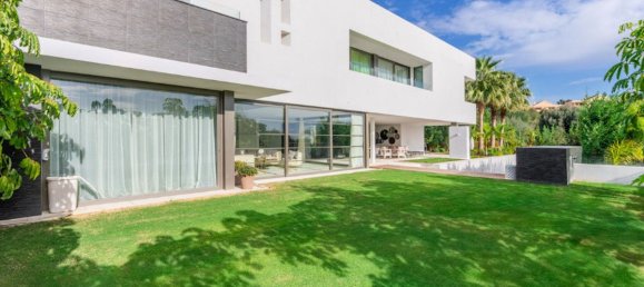 4 bedrooms Villa in Malaga, Spain No. 23999 7