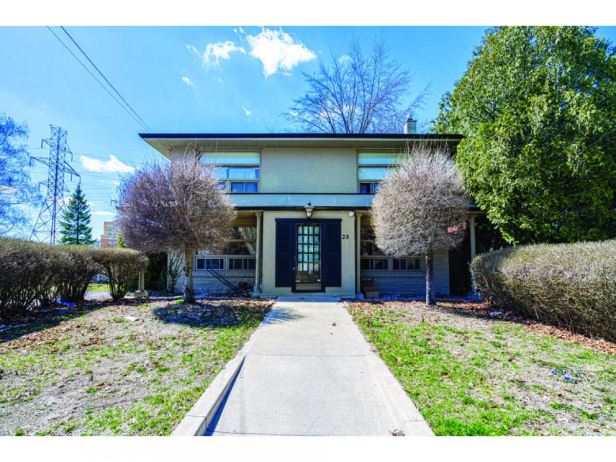 4 bedrooms House in Hamilton, Canada No. 569