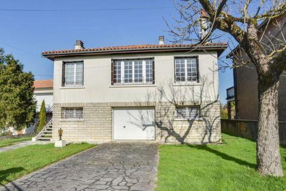 Casa de 3 dormitorios en Ruffec, France No. 24574