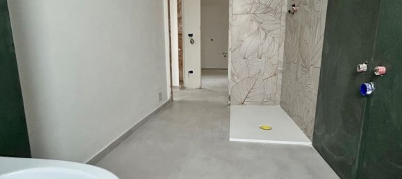 3 rooms Apartment in Florence, Italy No. 49008 11