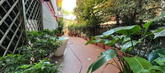 Квартира с 4 комнатами в Рим, Италия № 32380 4