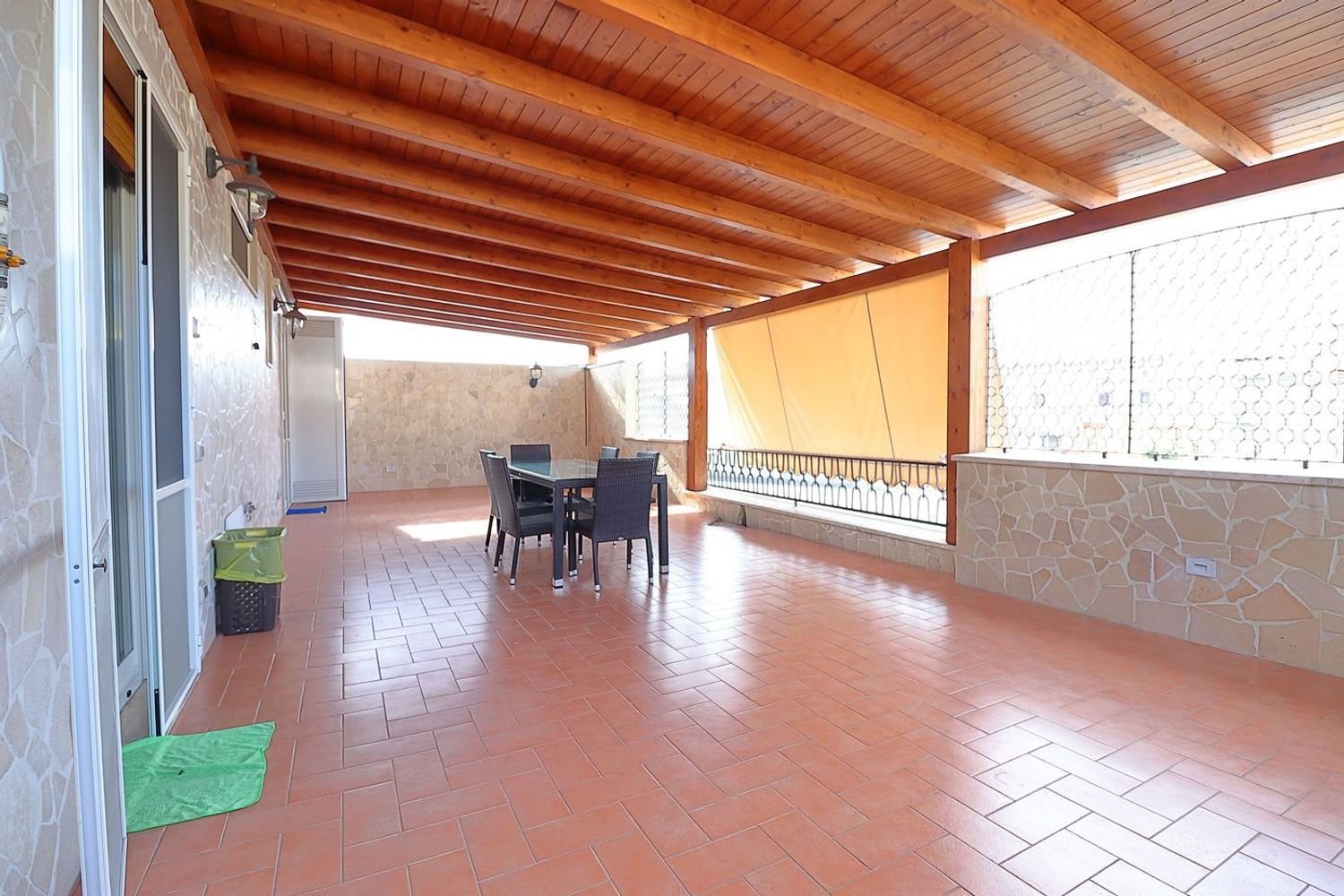 3-salle Appartement à Bari, Italy No. 119654