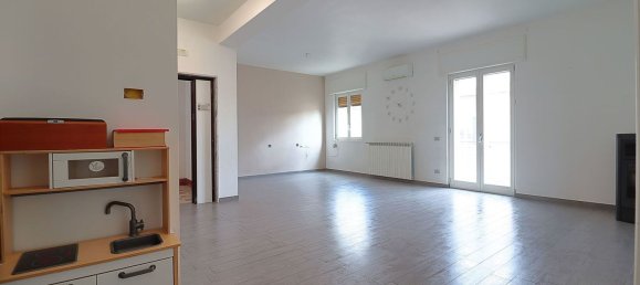 3-salle Appartement à Bari, Italy No. 119654 5