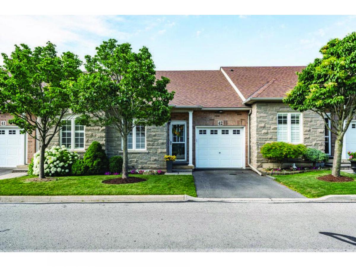 2 bedrooms Condo in Hamilton, Canada No. 371