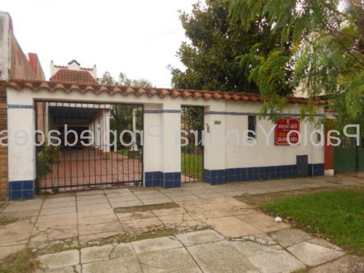 5 bedrooms House in Tres de Febrero, Argentina No. 17591
