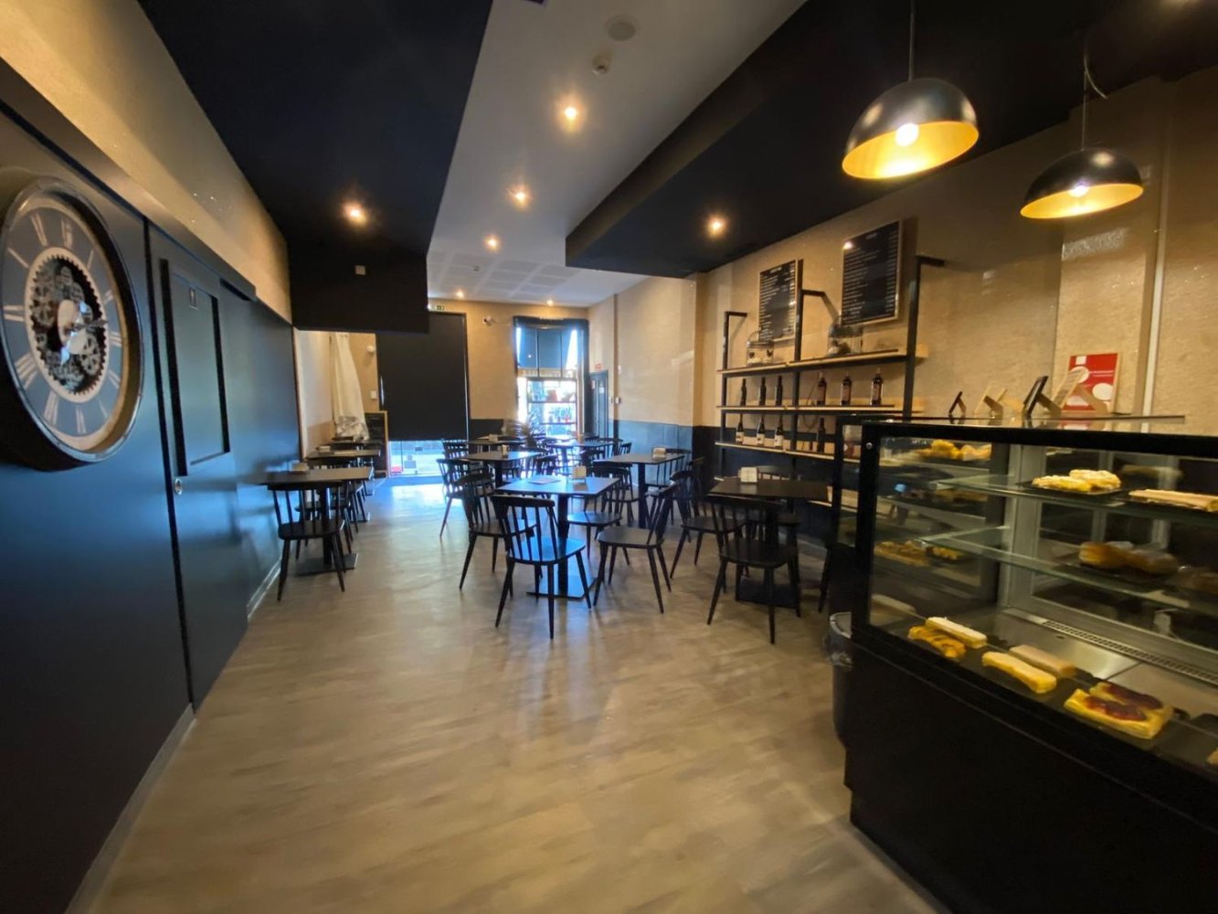 300m² Commercial property in Porto, Portugal No. 235564