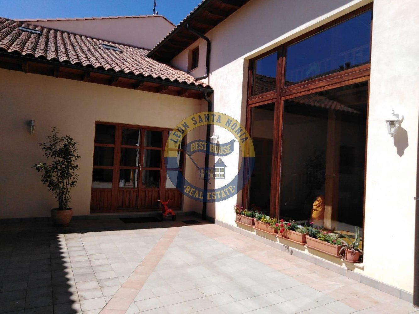 15 bedrooms House in Villaquilambre, Spain No. 101187