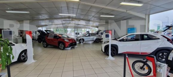 700m² Commercial property in Saint-Clement, France No. 309646 7