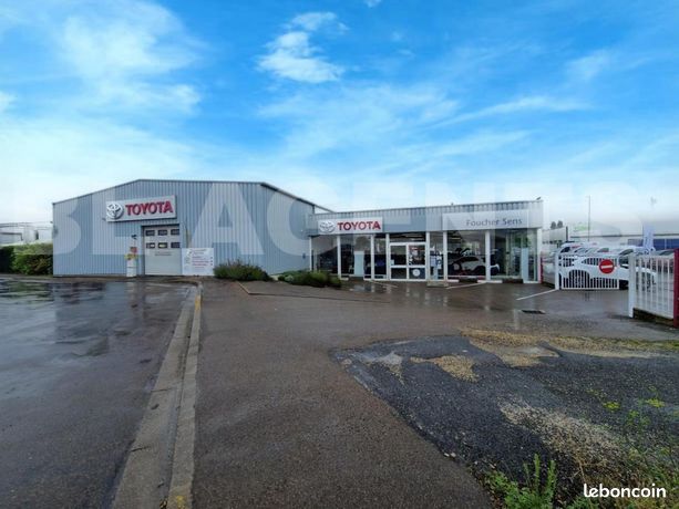 700m² Commercial property in Saint-Clement, France No. 309646