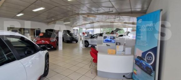 700m² Commercial property in Saint-Clement, France No. 309646 2