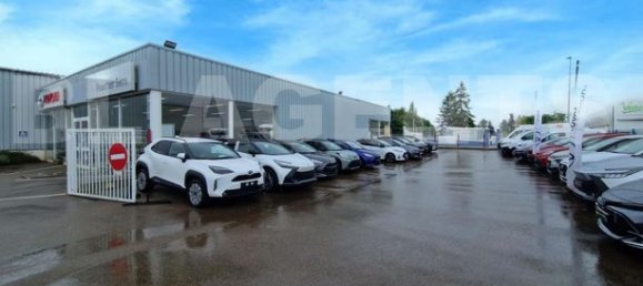 700m² Commercial property in Saint-Clement, France No. 309646 6