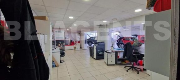 700m² Commercial property in Saint-Clement, France No. 309646 3