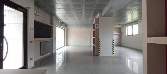 2-Zimmer Gewerbliche Immobilie in Udine, Italy, Nr. 296731 6