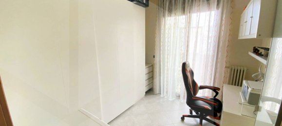 3-salle Appartement à Bari, Italy No. 20497 17