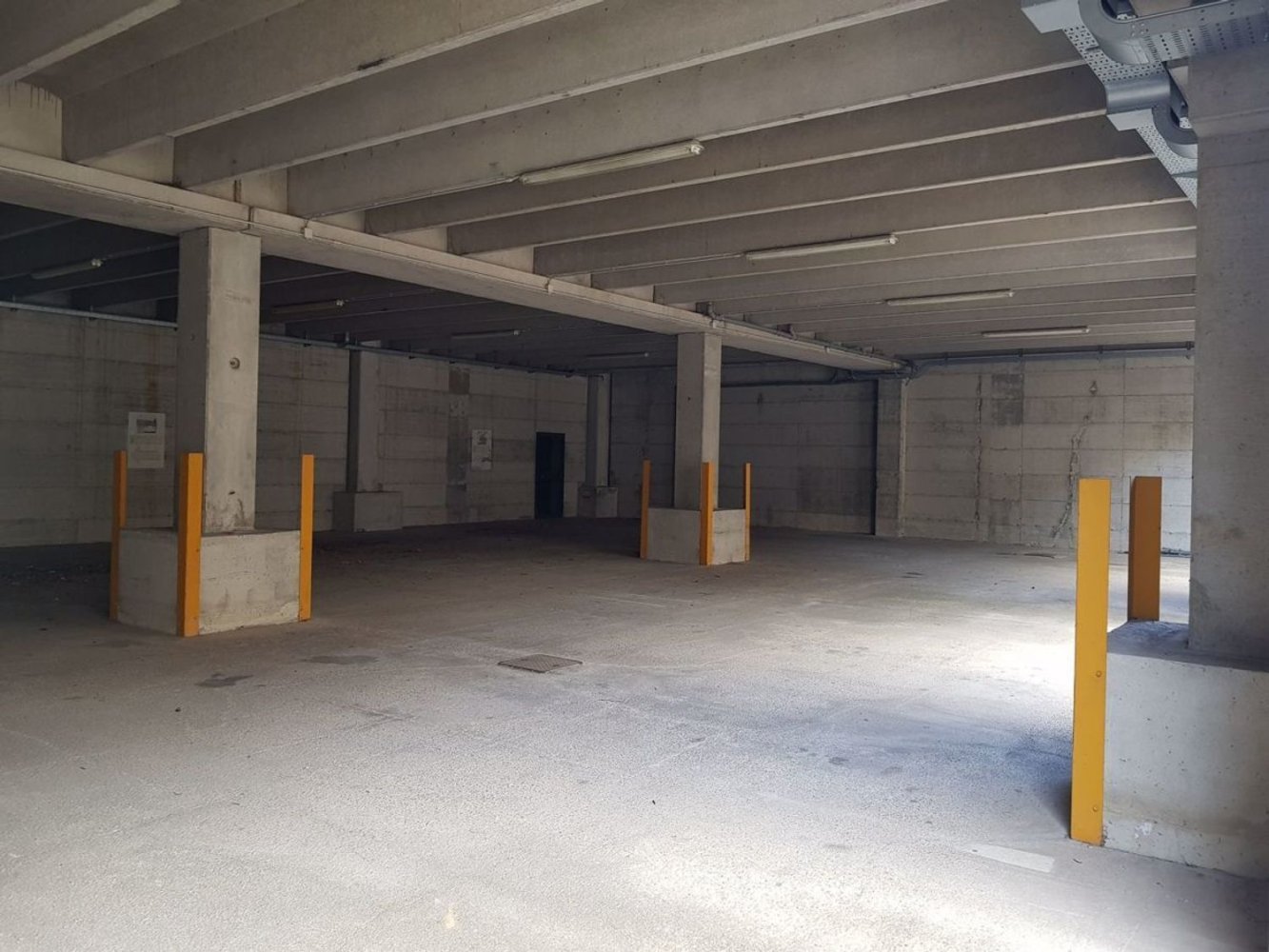 1200m² Warehouse in Castelmarte, Italy No. 181061