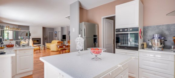 4 bedrooms House in Saint-Denis-de-Pile, France No. 285436 3