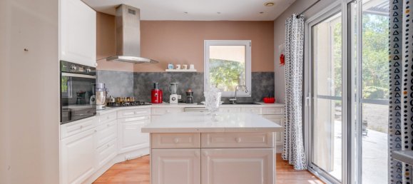 4 bedrooms House in Saint-Denis-de-Pile, France No. 285436 4