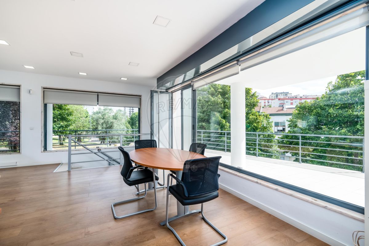 162m² Commercial property in Amadora, Portugal No. 58840