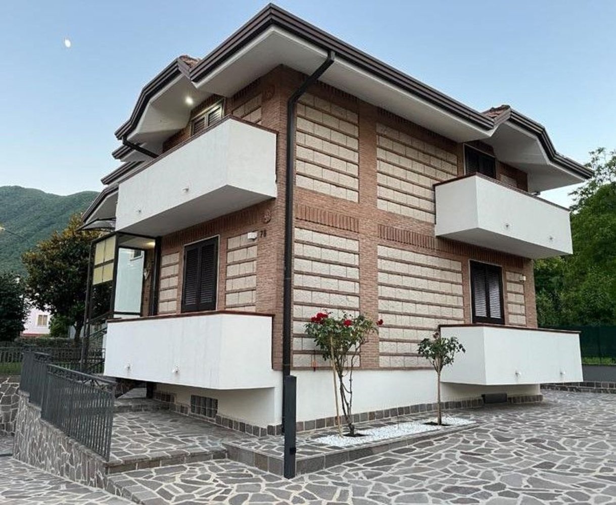 5 bedrooms Villa in Serino, Italy No. 372398