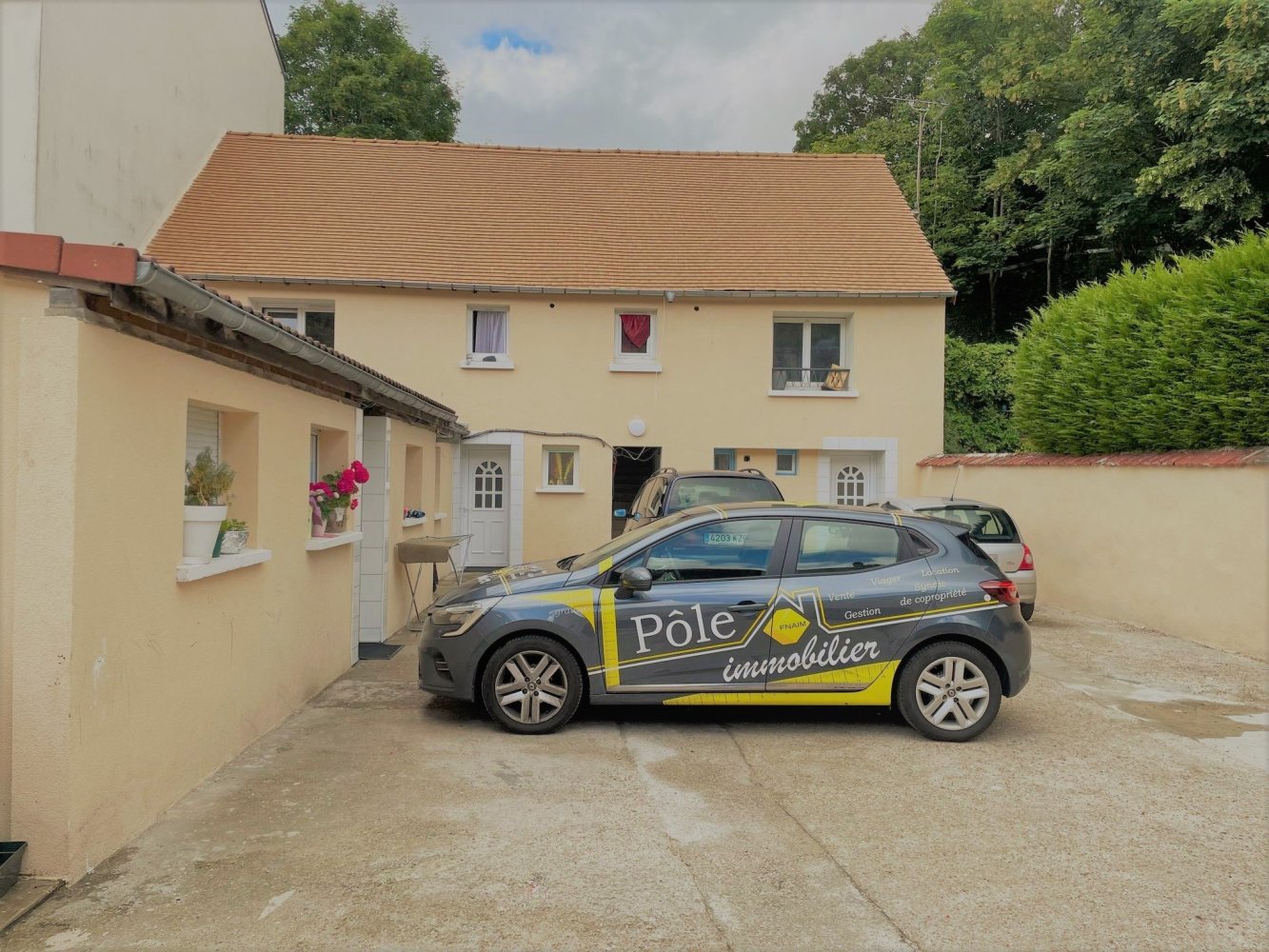 13 rooms Building in Dreux, France No. 90991