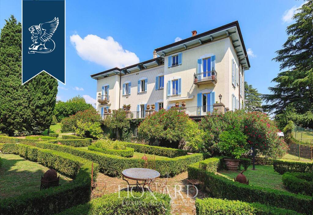 10 bedrooms Villa in Anzano del Parco, Italy No. 381101