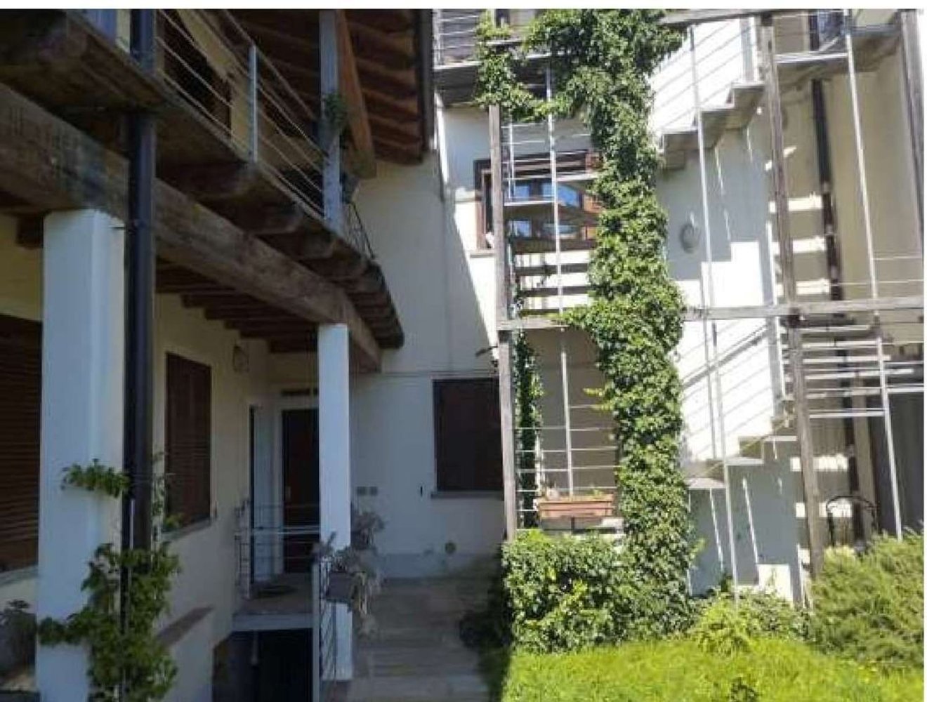 80m² Office in Cocquio-Trevisago, Italy No. 182126