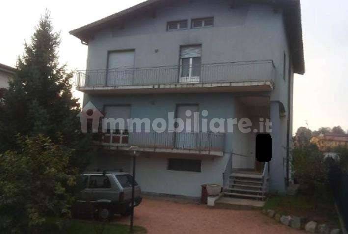 3 bedrooms Villa in Gazzada Schianno, Italy No. 14534