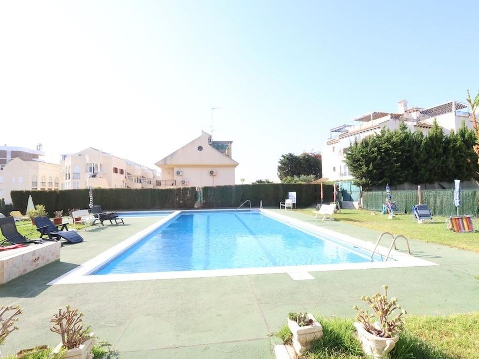 Propriété commerciale à La Zenia, Spain 98m² No. 189177