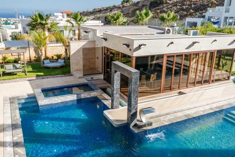 6 bedrooms House in Agios Athanasios, Cyprus No. 15042