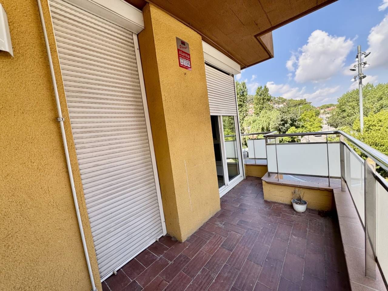 4 bedrooms Apartment in Montornes Del Valles, Spain No. 141387