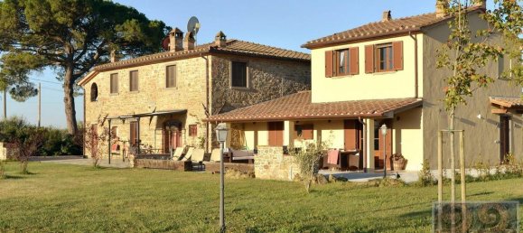 9 bedrooms Land in Castiglion Fiorentino, Italy No. 584 2