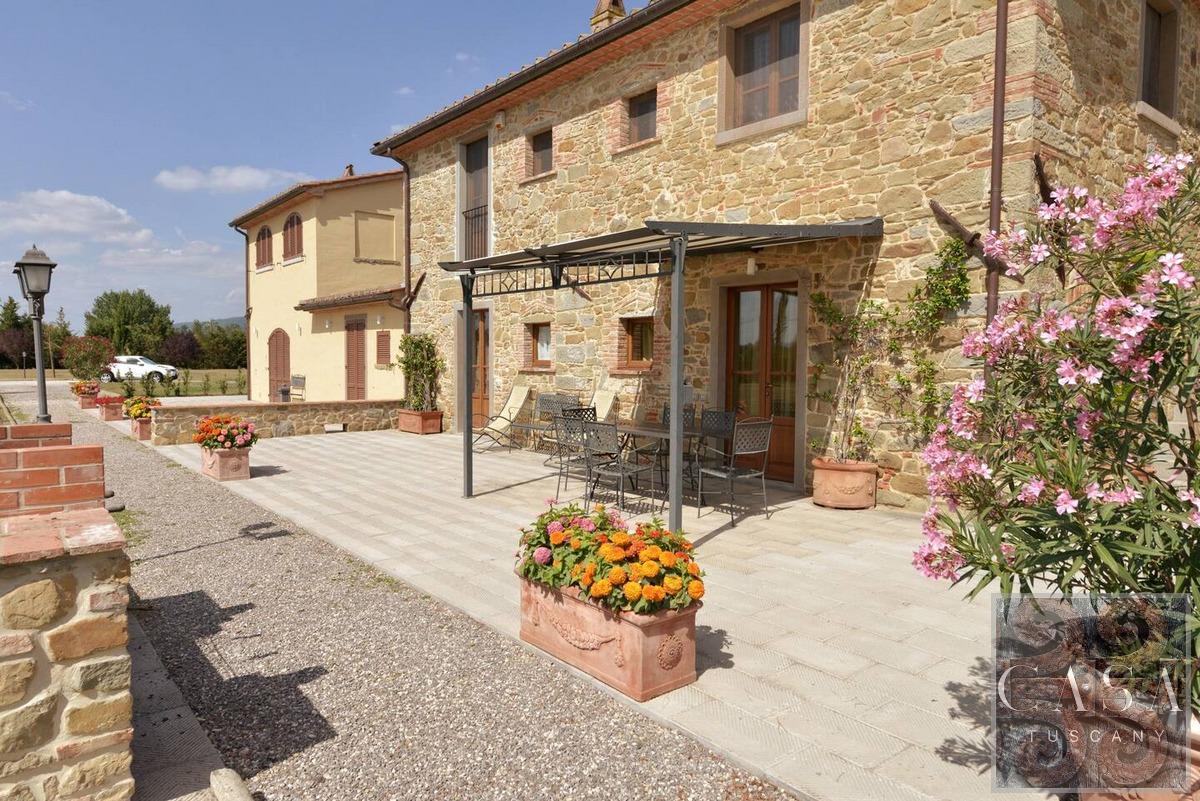 9 bedrooms Land in Castiglion Fiorentino, Italy No. 584