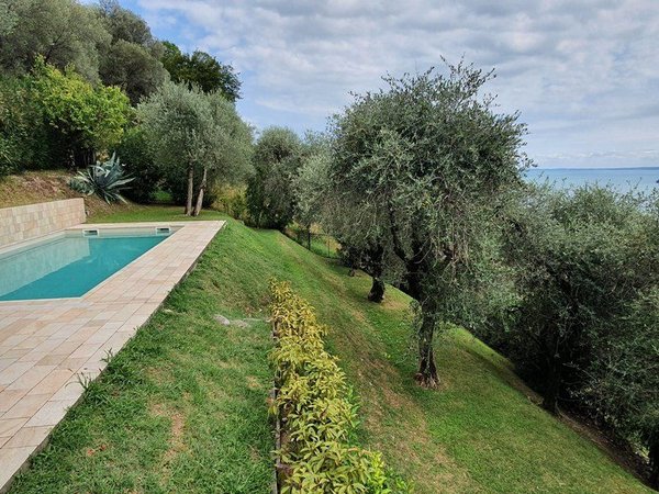 4 rooms Villa in Gardone Riviera, Italy No. 8013