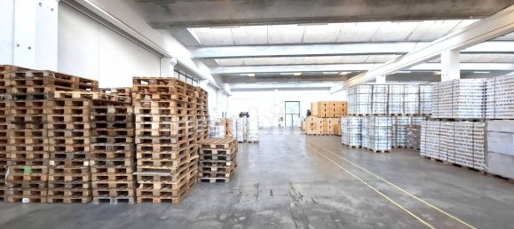 2 rooms Warehouse in Parma, Italy No. 378556 3