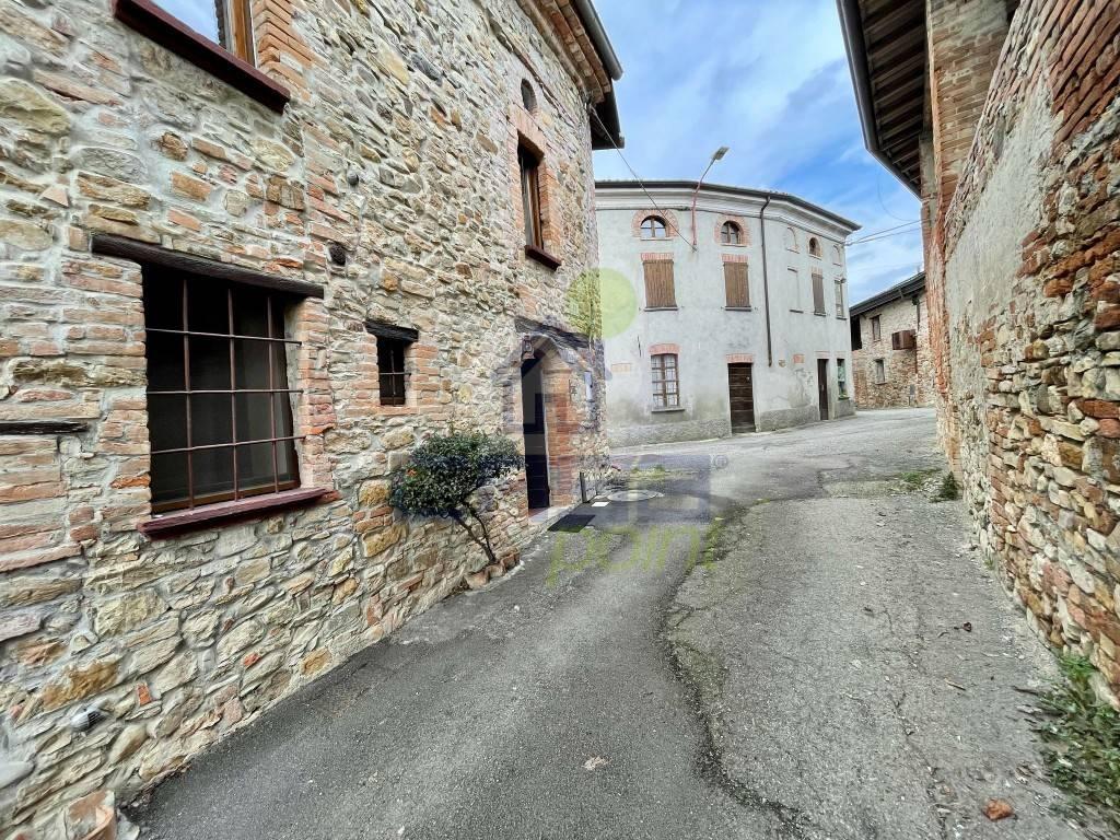 2 rooms House in Borgonovo Val Tidone, Italy No. 26308