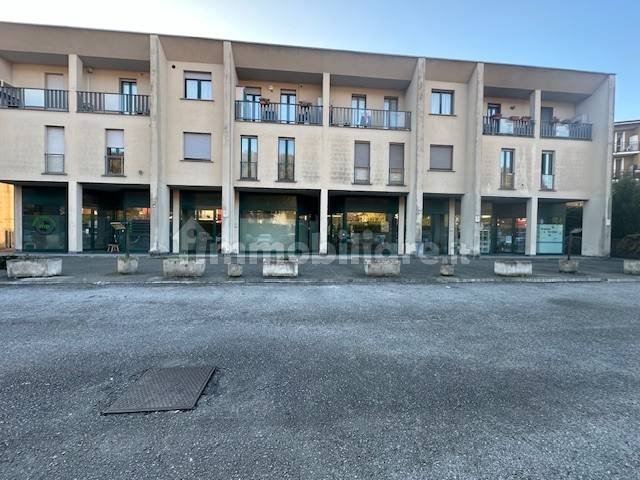 4 rooms Commercial property in Montorfano, Italy No. 338975