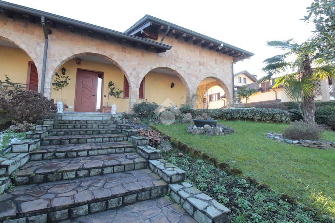 8 rooms Villa in Bellusco, Italy No. 24387