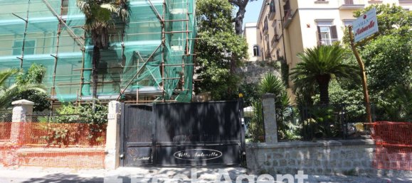 8 bedrooms Apartment in Naples, Italy No. 193445 4