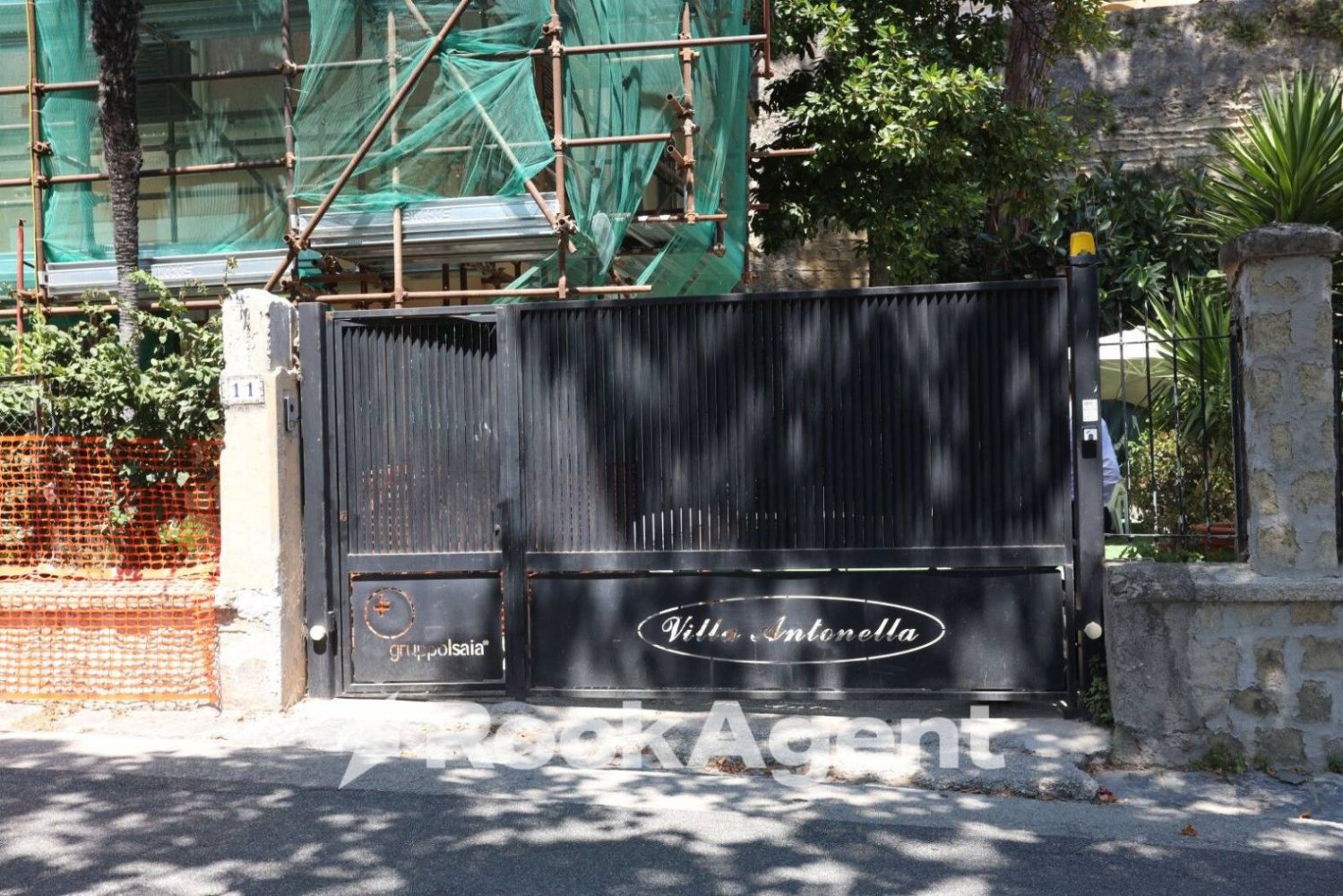 8 bedrooms Apartment in Naples, Italy No. 193445