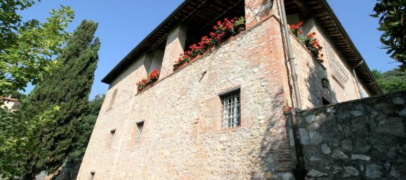 4 bedrooms Villa in Lucca, Italy No. 163 2