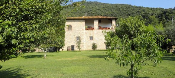4 bedrooms Villa in Lucca, Italy No. 163 6