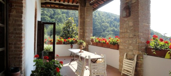 4 bedrooms Villa in Lucca, Italy No. 163 3